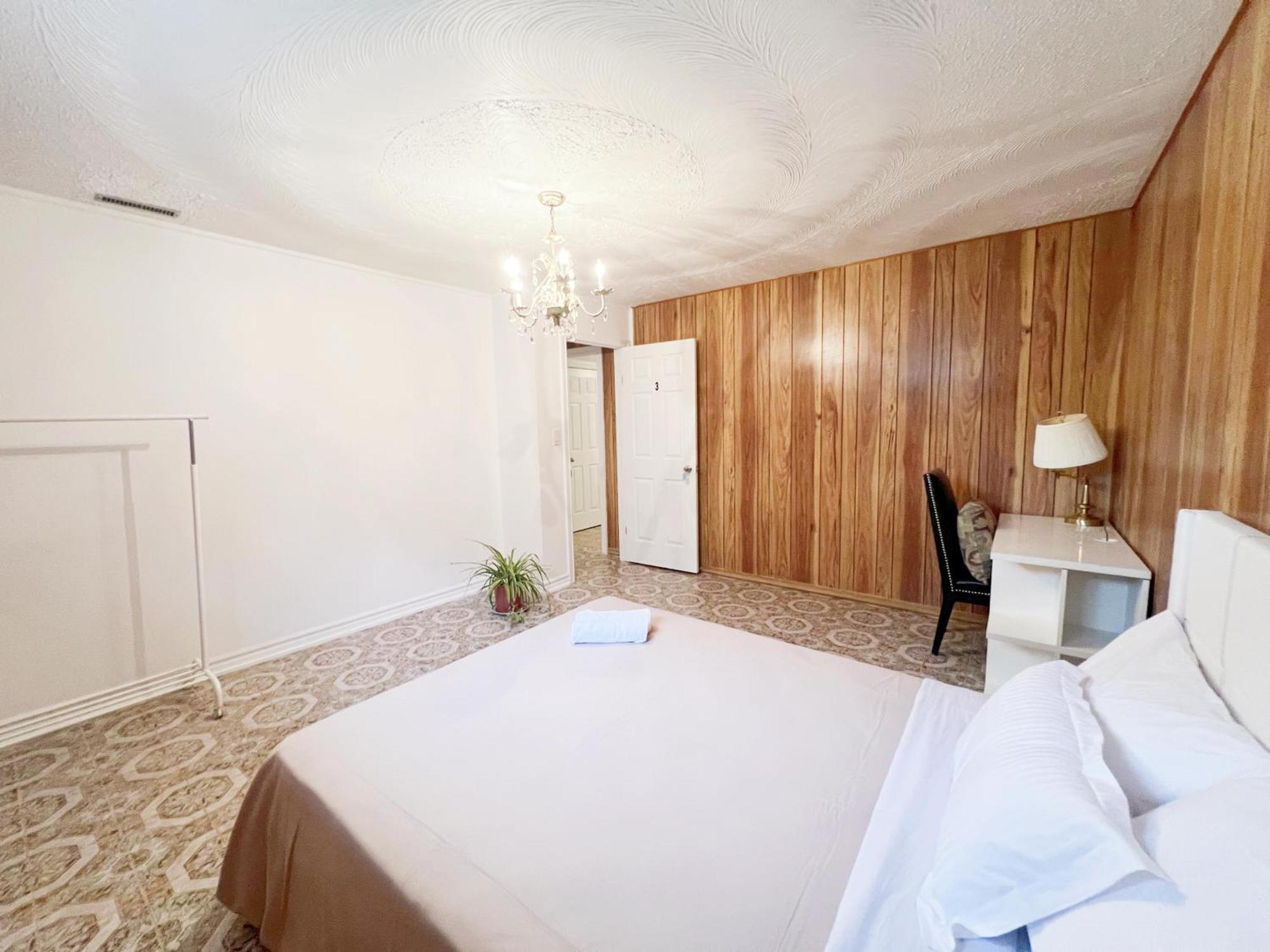 Vihome-34- Double Bed Near Finch And 404 Bsmt Homestay