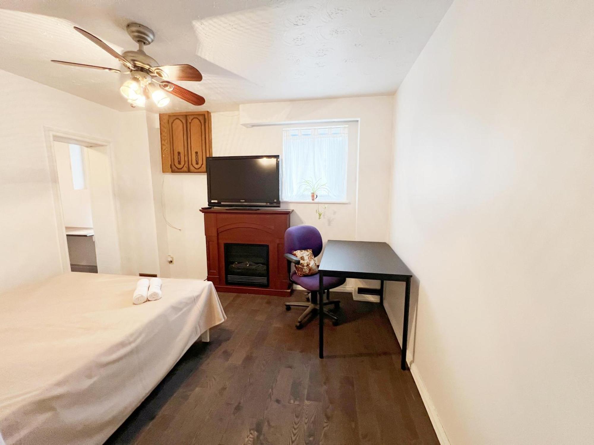 Homestay Vihome-34- Double Bed Near Finch And 404 Bsmt