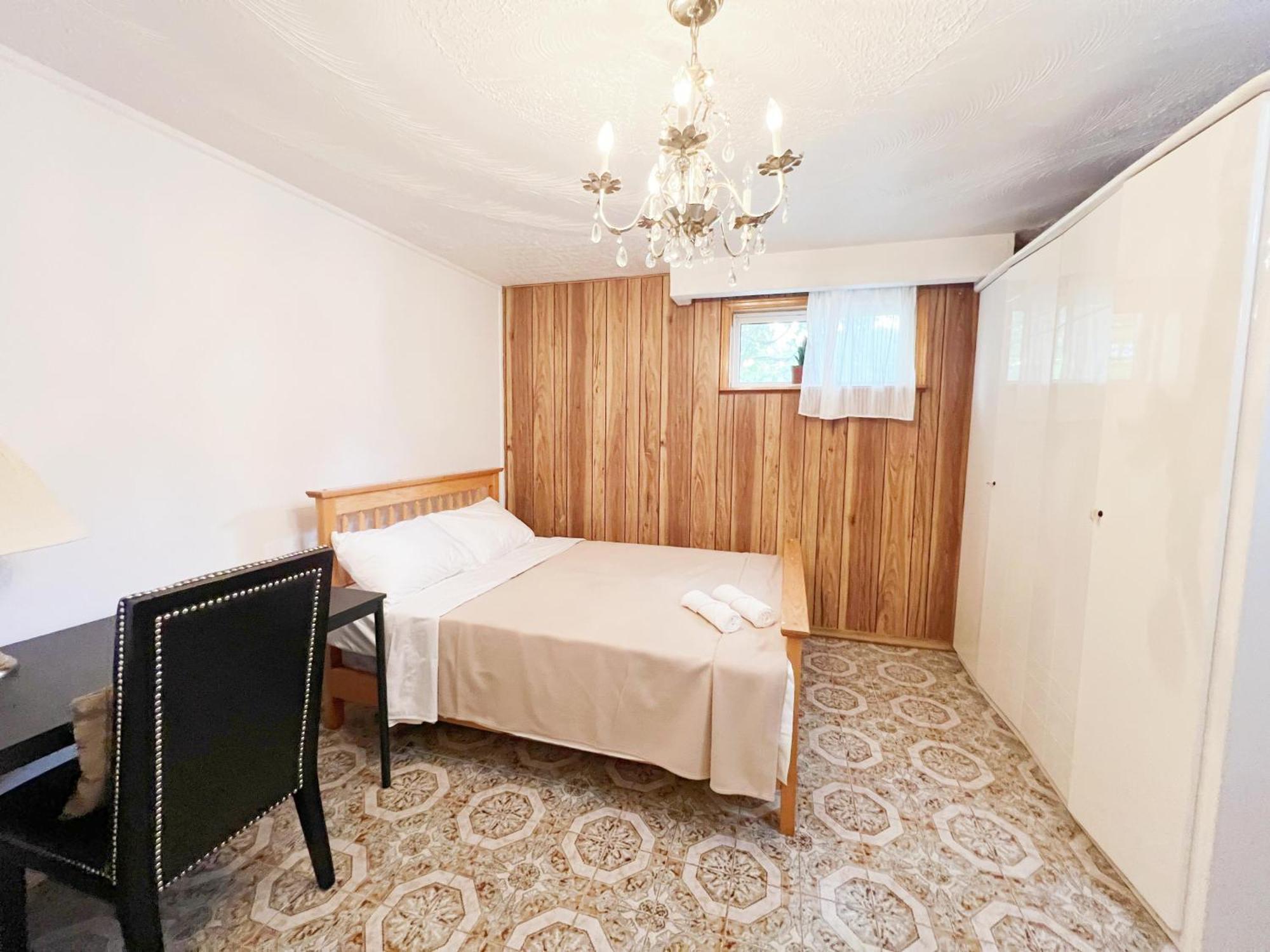 Homestay Vihome-34- Double Bed Near Finch And 404 Bsmt